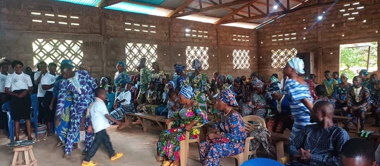 Visite de partage à l_église Sang de Christ d_Akpassi
